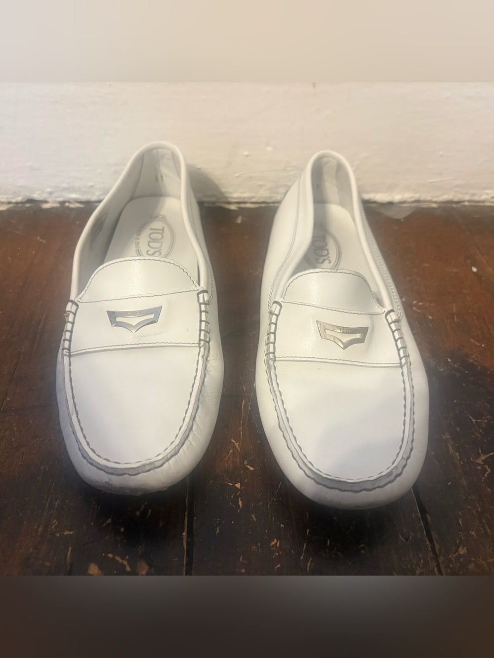 Tod's White Leather Penny Loafer driving moccasins with Silver Metal detail 41